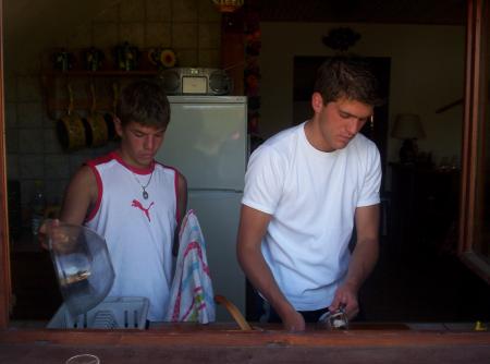 voici mon couz et mon frère en train de faire la vaiselle voila toute aller bisou